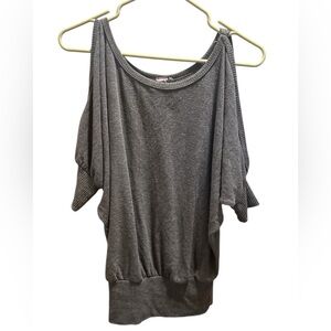 3 FOR $20 DYNAMITE Women’s Grey Knit Cold-Shoulder Sleeve Y2K Top Size M